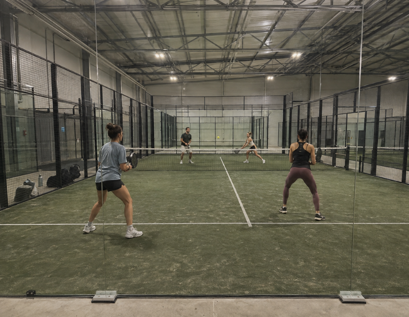 Padel-Court als peerio place: Padel-Match unter Gr&uuml;ndern